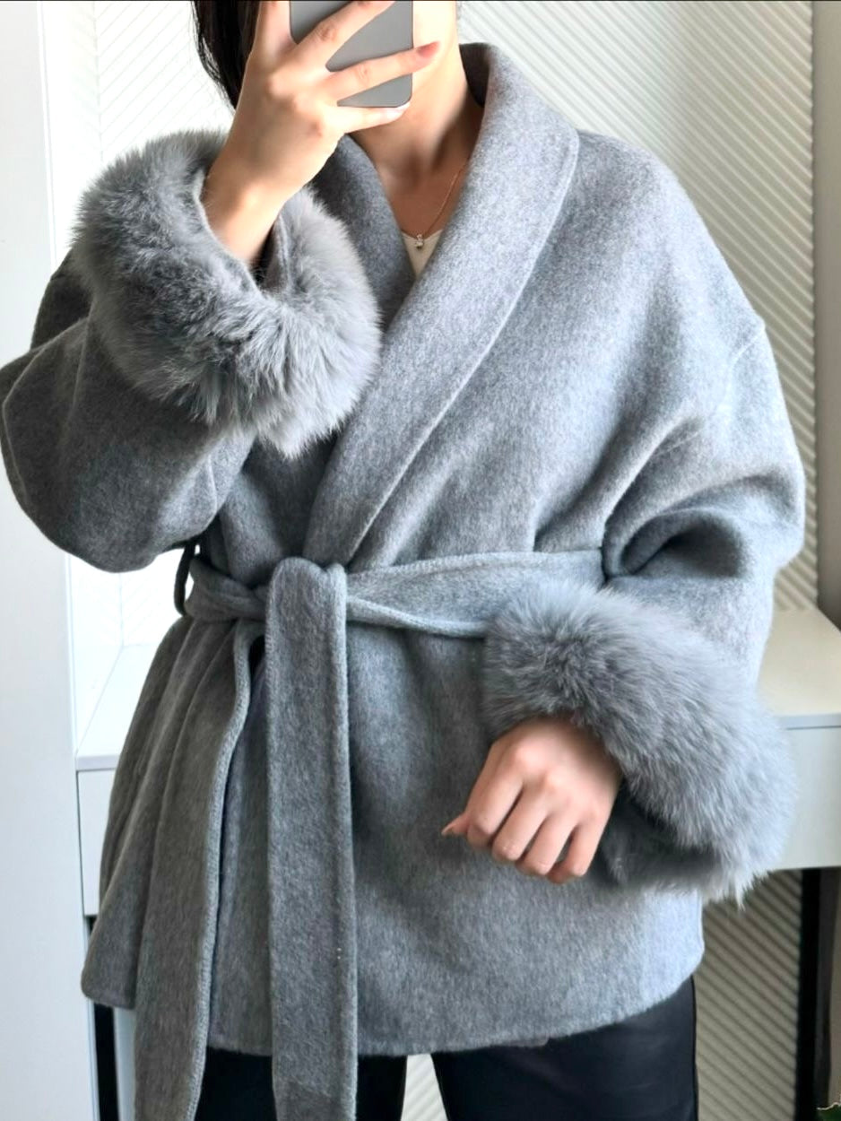 Céline | Manteau ceinturé à poignets en fausse fourrure