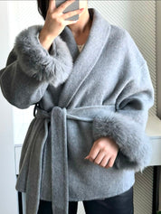 Céline | Manteau ceinturé à poignets en fausse fourrure