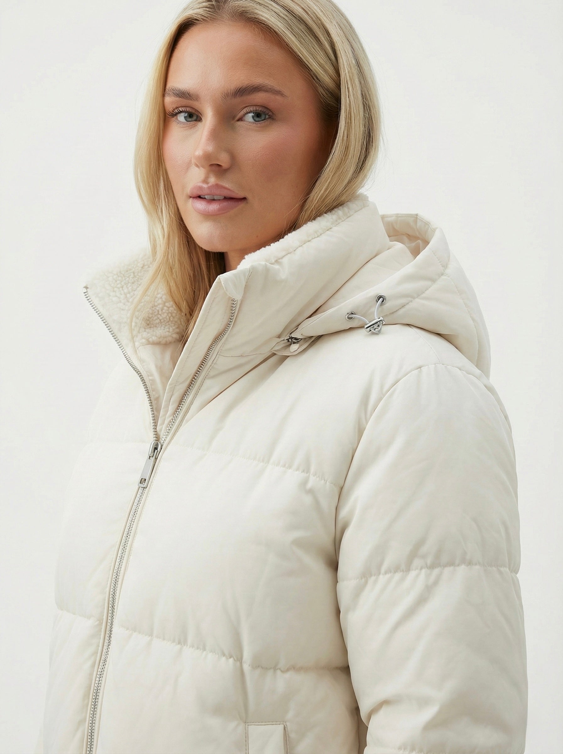 Joane | Kapuzen-Steppjacke mit Plüschfutter und kurzem Schnitt