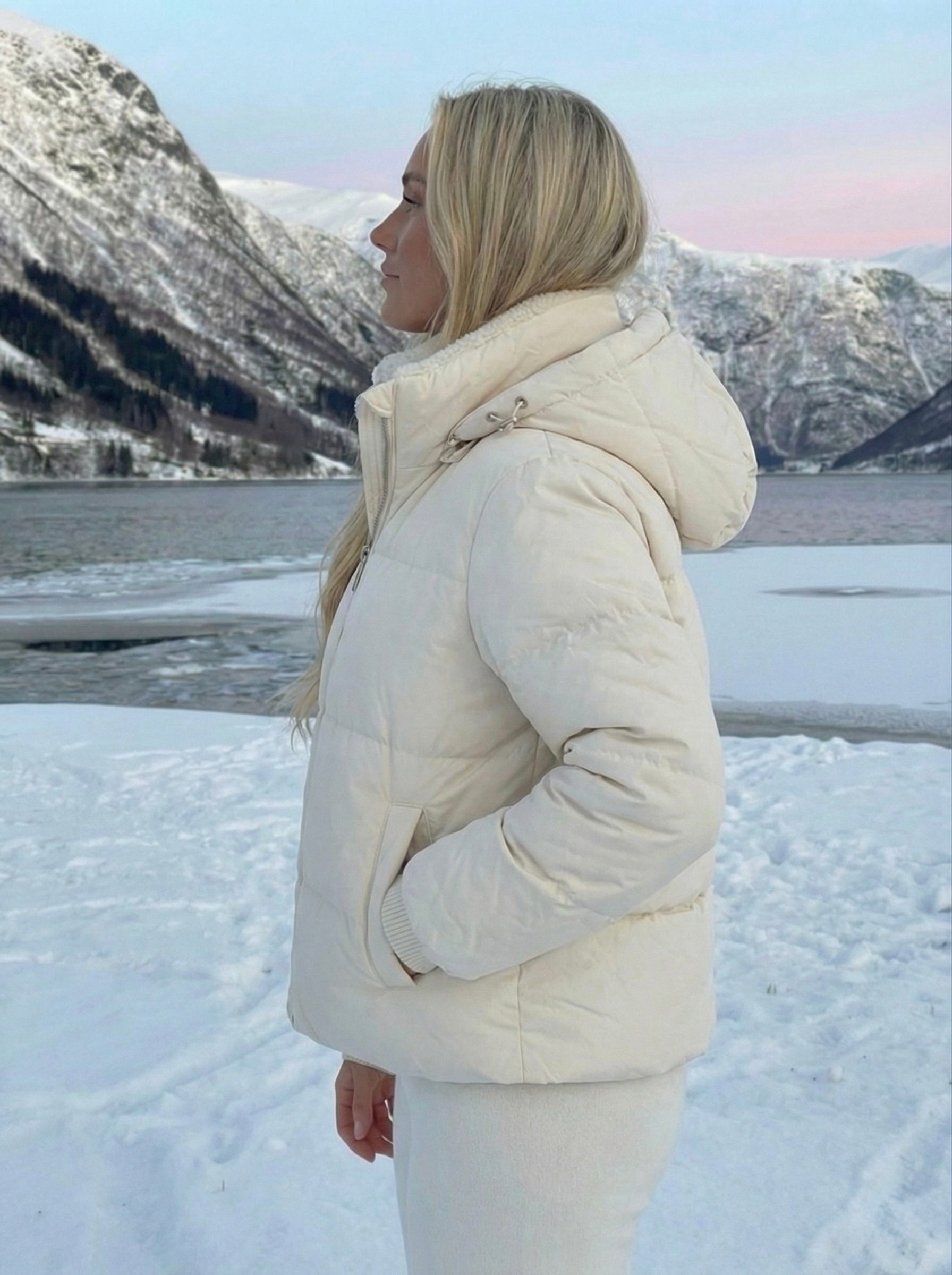 Joane | Kapuzen-Steppjacke mit Plüschfutter und kurzem Schnitt