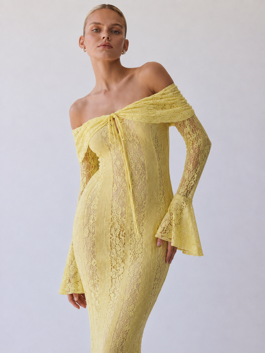 Fleur | Robe longue en dentelle à épaules dénudées