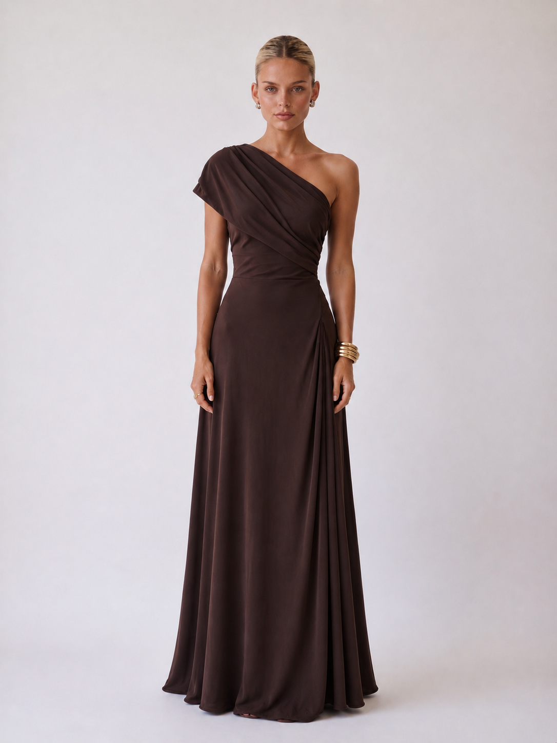 Keira | Maxikleid mit Drapierung und einem schulterfreien Träger