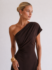 Keira | Maxikleid mit Drapierung und einem schulterfreien Träger