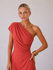 Keira | Vestido largo drapeado de un solo hombro