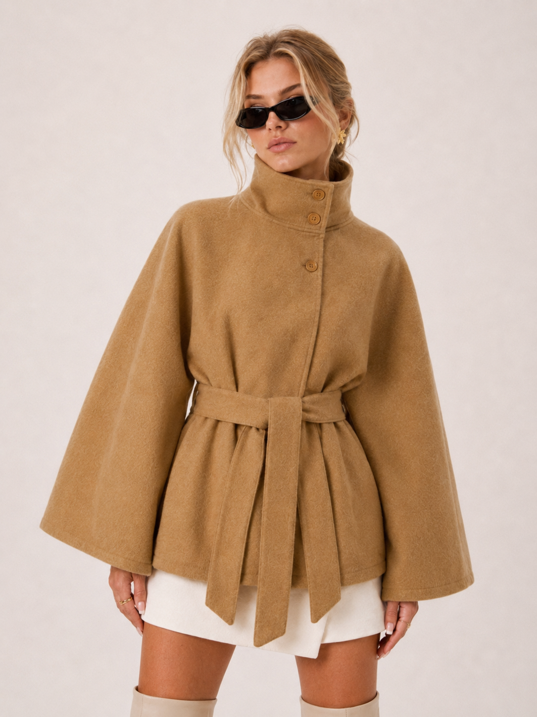 Chloe taillierte Cape-Jacke mit hohem Kragen – Khaki