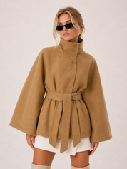 Chloe taillierte Cape-Jacke mit hohem Kragen – Khaki