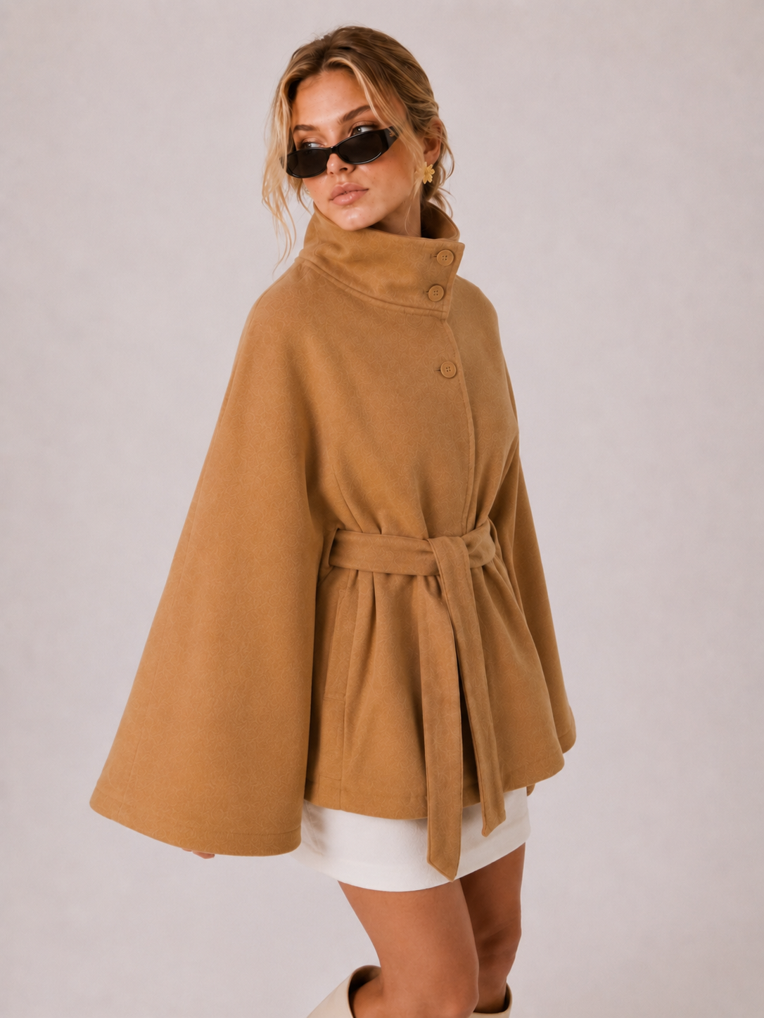 Chloe taillierte Cape-Jacke mit hohem Kragen – Khaki