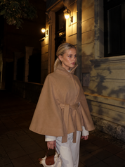 Chloe Chaqueta capa con cuello alto y cinturón - Caqui