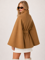 Chloe | Cape-Jacke mit hohem Kragen und Gürtel