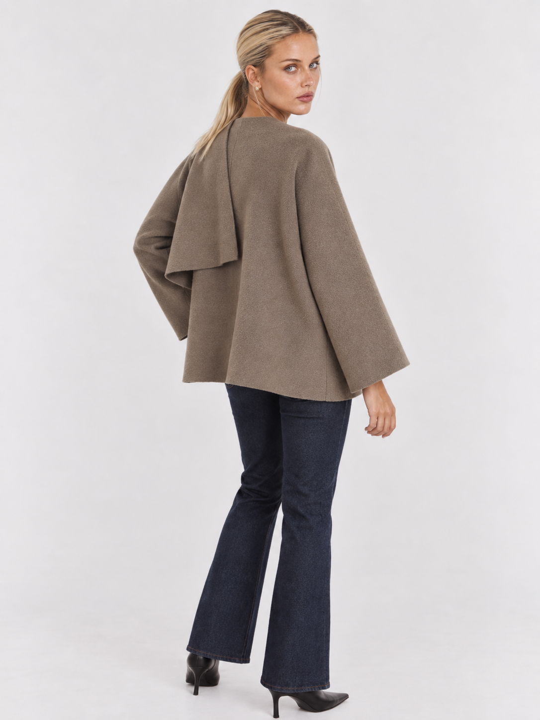 Cappotto mantella da donna con collo drappeggiato Iris - tortora