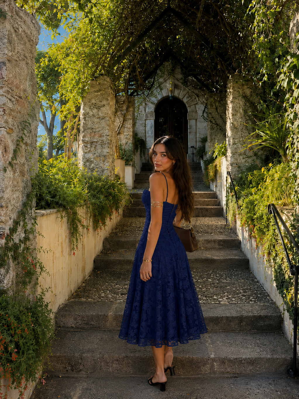 Louise | Vestito Midi A-Line in Pizzo con Schiena Allacciata