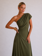 Keira | Maxikleid mit Drapierung und einem schulterfreien Träger
