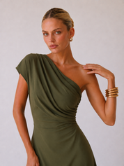 Keira | Maxikleid mit Drapierung und einem schulterfreien Träger