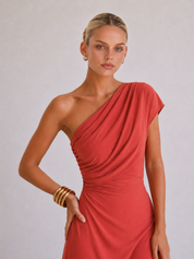 Keira | Maxikleid mit Drapierung und einem schulterfreien Träger