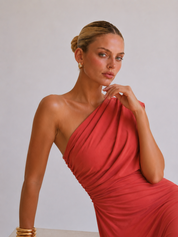 Keira | Maxikleid mit Drapierung und einem schulterfreien Träger
