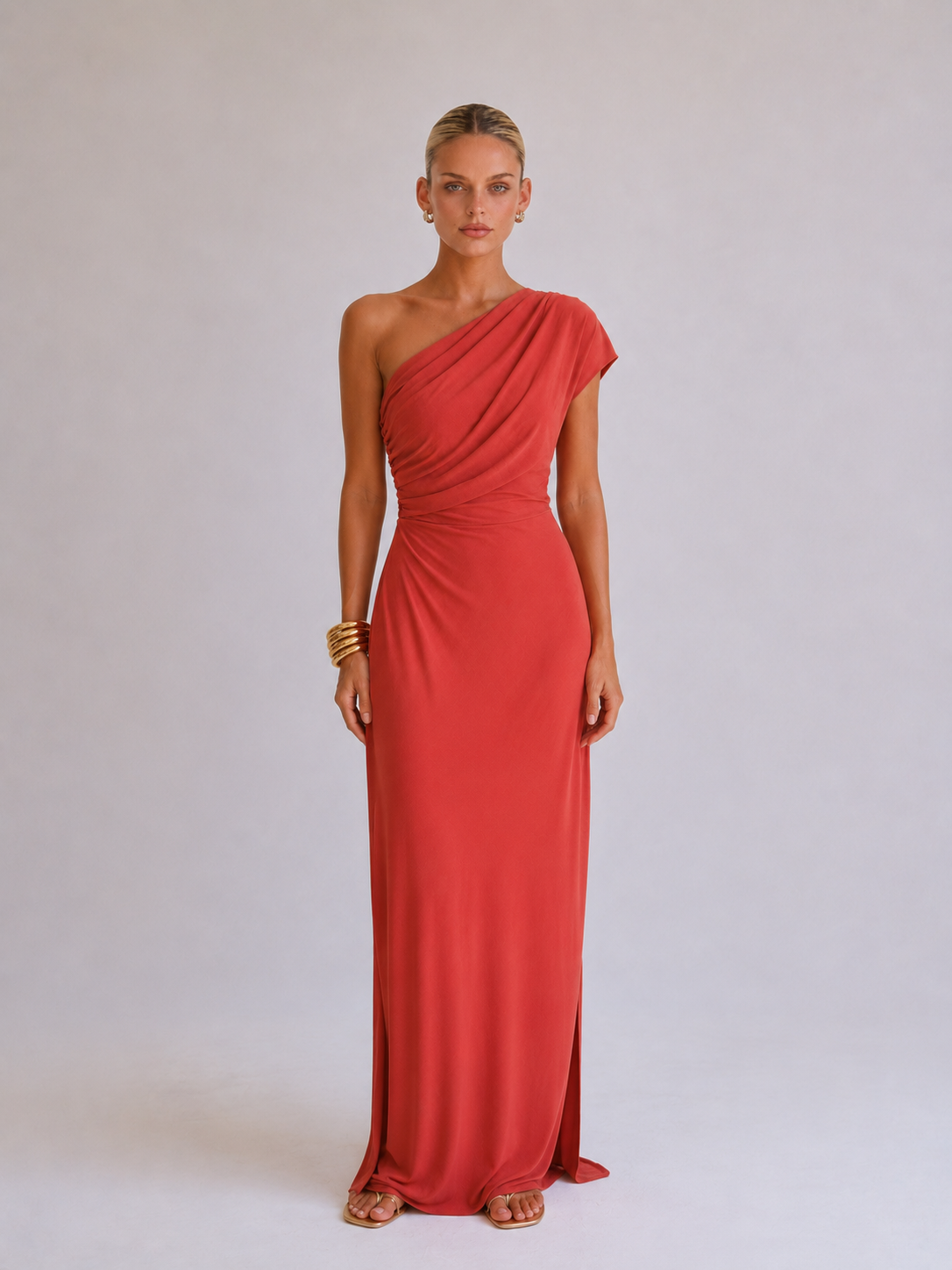 Keira | Maxikleid mit Drapierung und einem schulterfreien Träger