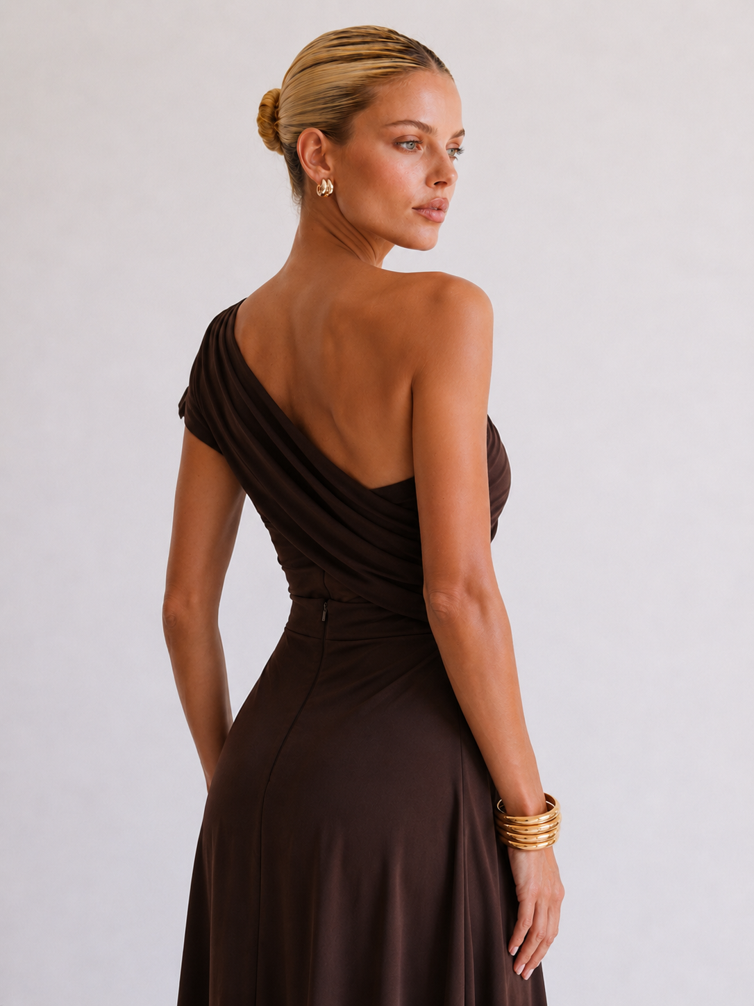 Keira | Maxikleid mit Drapierung und einem schulterfreien Träger