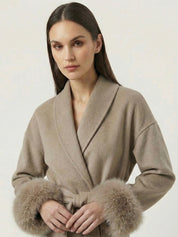 Céline | Manteau ceinturé à poignets en fausse fourrure