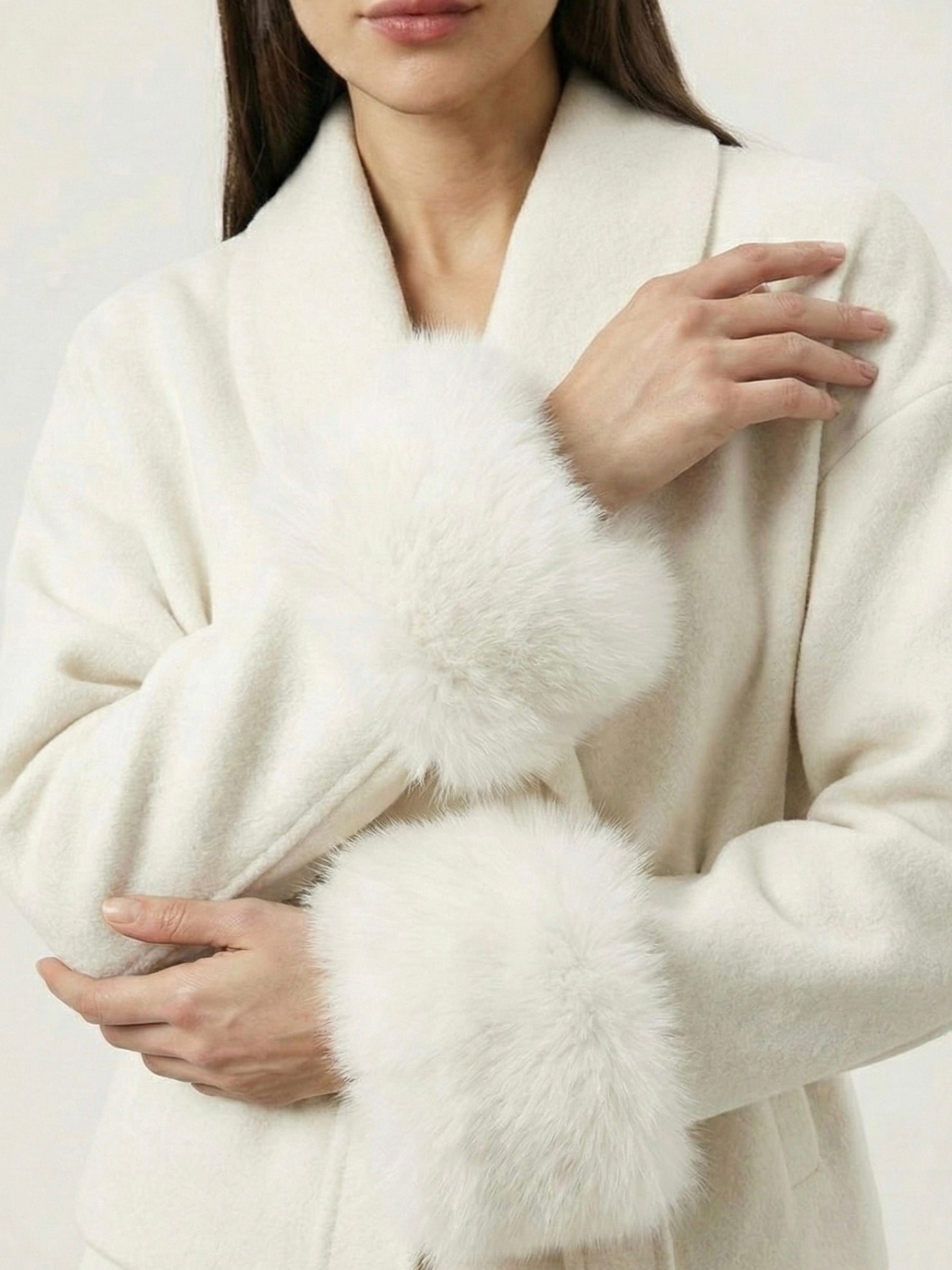 Céline | Manteau ceinturé à poignets en fausse fourrure