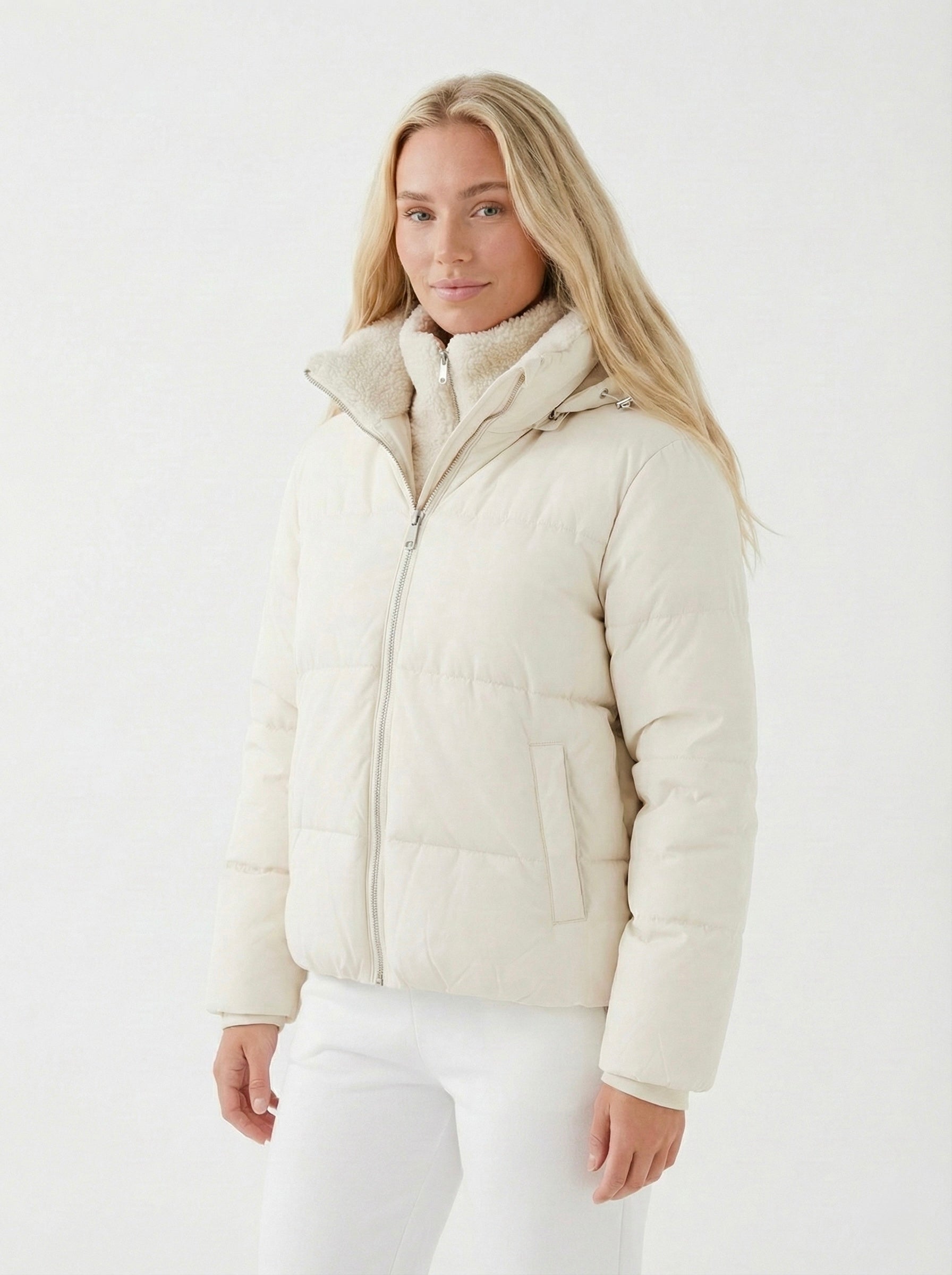 Joane | Kapuzen-Steppjacke mit Plüschfutter und kurzem Schnitt
