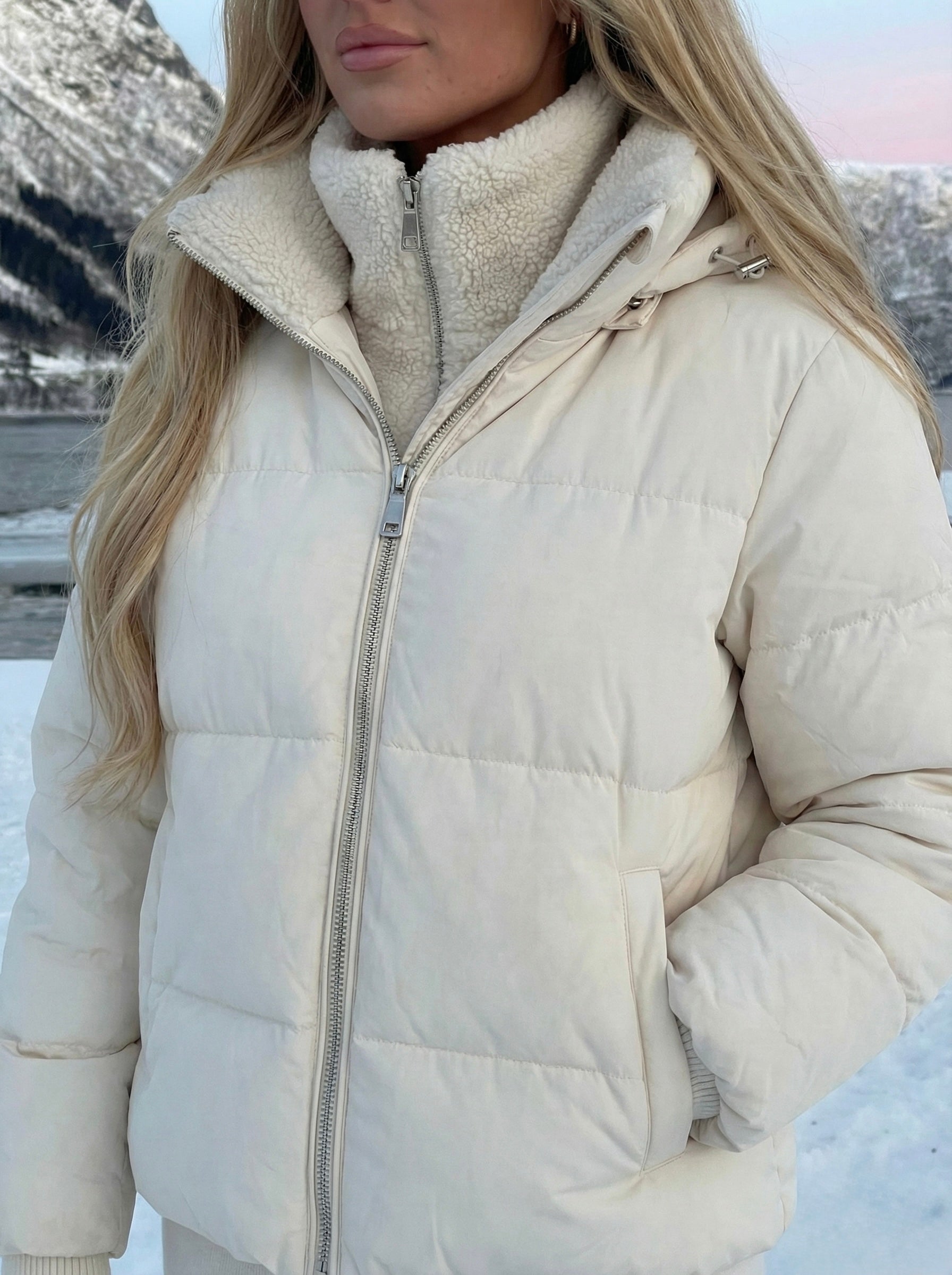 Joane | Kapuzen-Steppjacke mit Plüschfutter und kurzem Schnitt