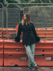 Céline | Manteau ceinturé à poignets en fausse fourrure