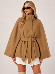 Chloe | Cape-Jacke mit hohem Kragen und Gürtel