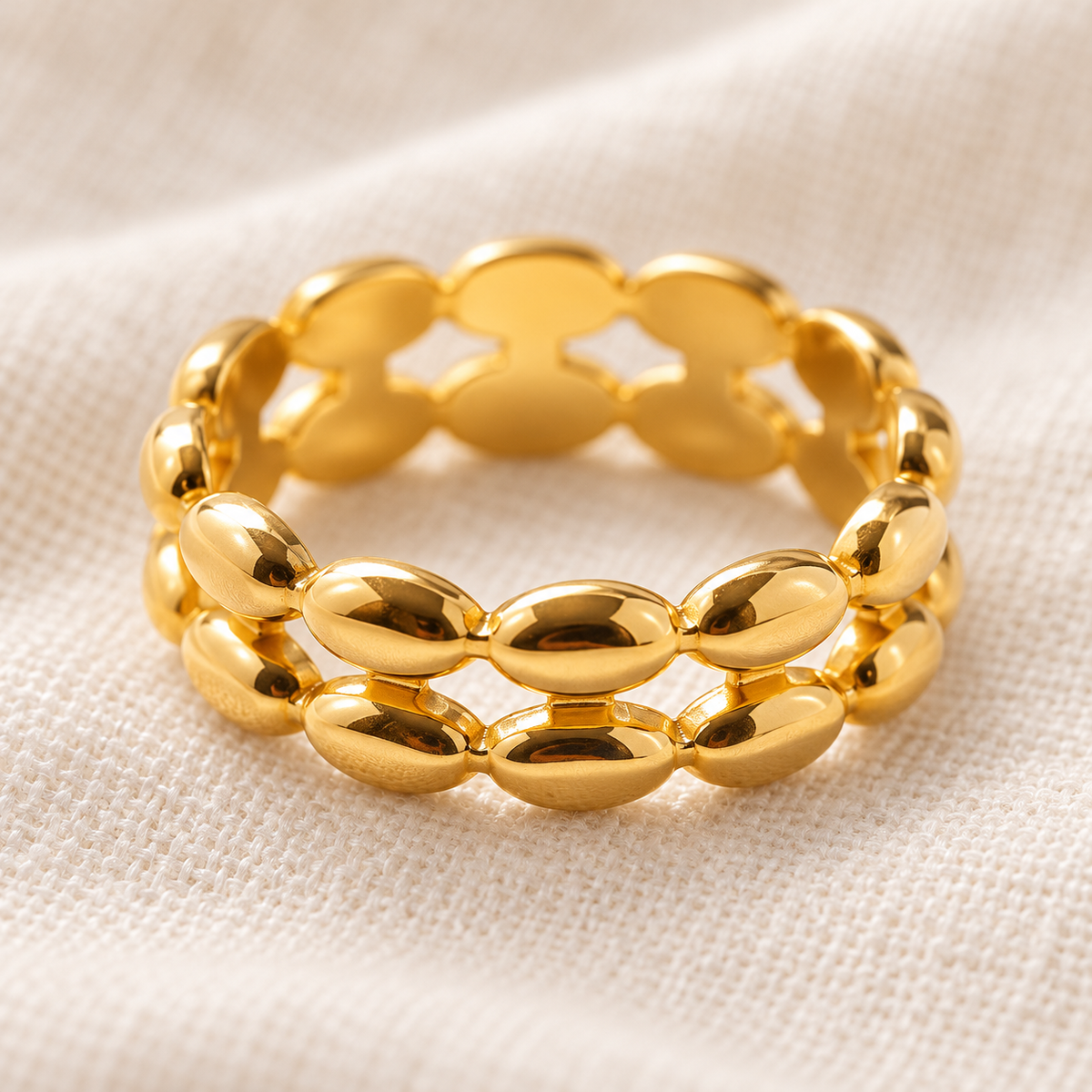 onde double oval ring macro corrected — campaign product photograph