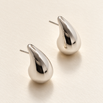 onde drop earrings macro — campaign product photograph