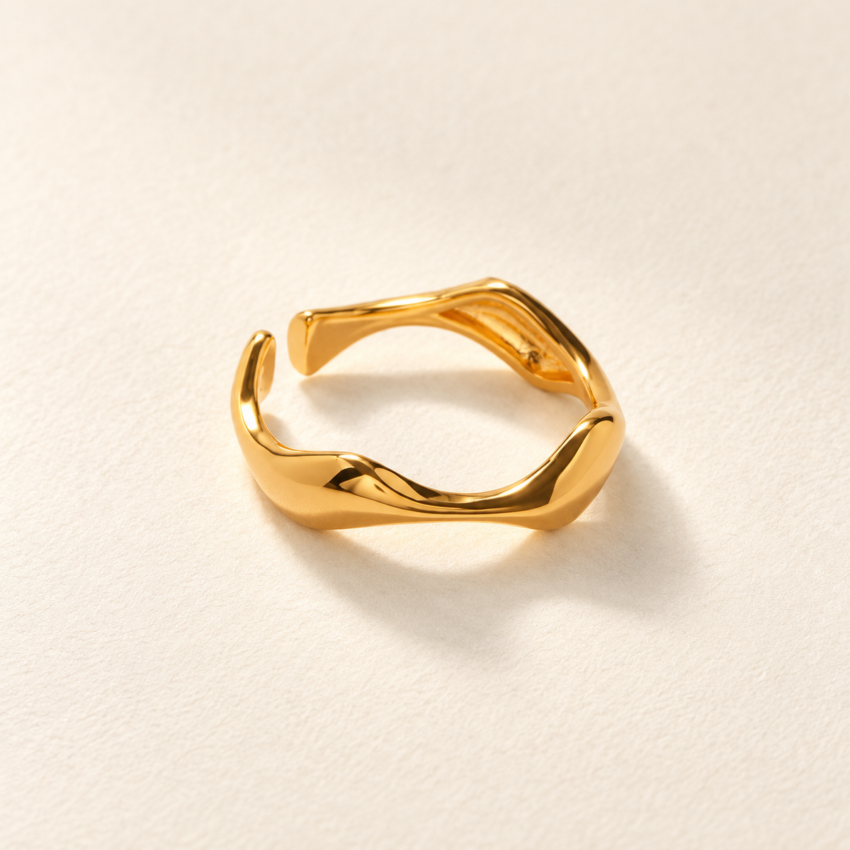onde sculpted wave ring macro — campaign product photograph