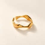 onde sculpted wave ring macro — campaign product photograph