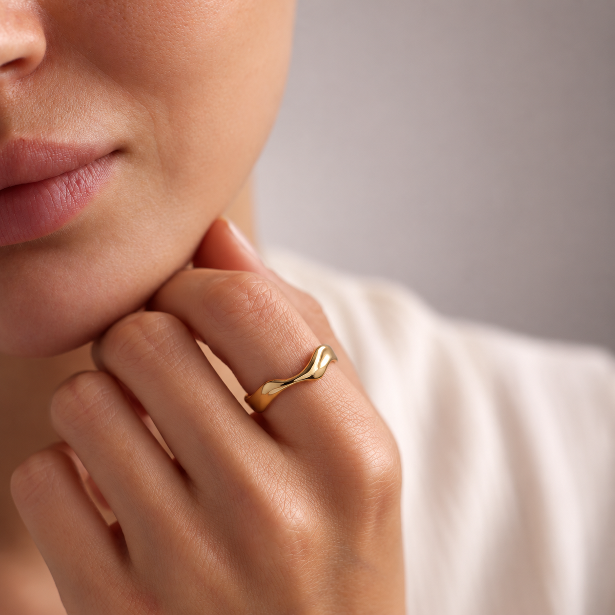 onde sculpted wave ring — editorial photograph, exact catalogue design