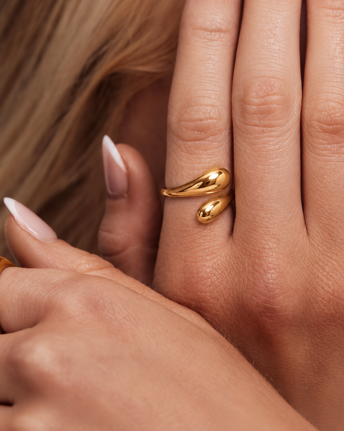 HORUS V6 — Gold drop adjustable ring, Olivia hand edit